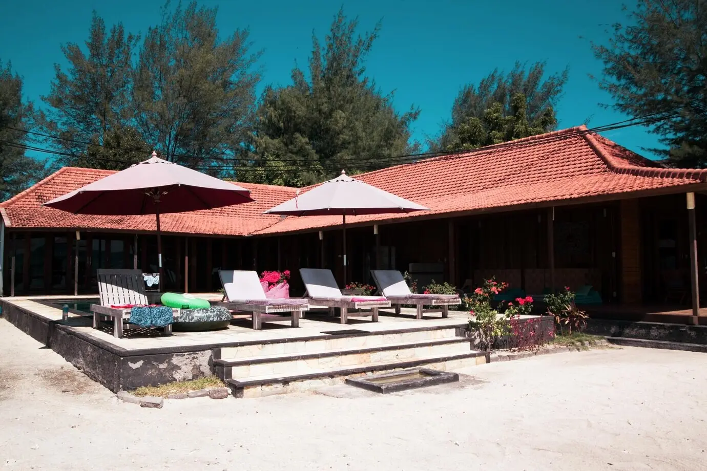 Schöne Aussicht auf eine Villa mit blauem Himmel und weißem Sand im Hintergrund auf Gili Trawangan.