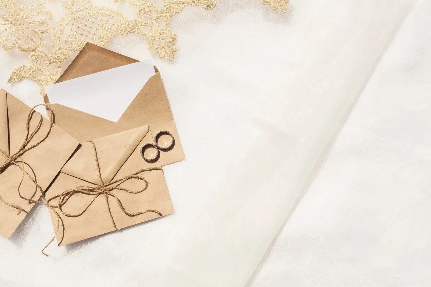 Ansicht von oben einer minimalistischen Hochzeitsdekoration mit Platz für Text.